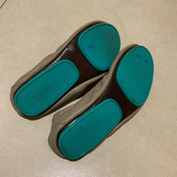 Tikes women’s gray round toe flats shoes size 6 - Picture 6 of 6